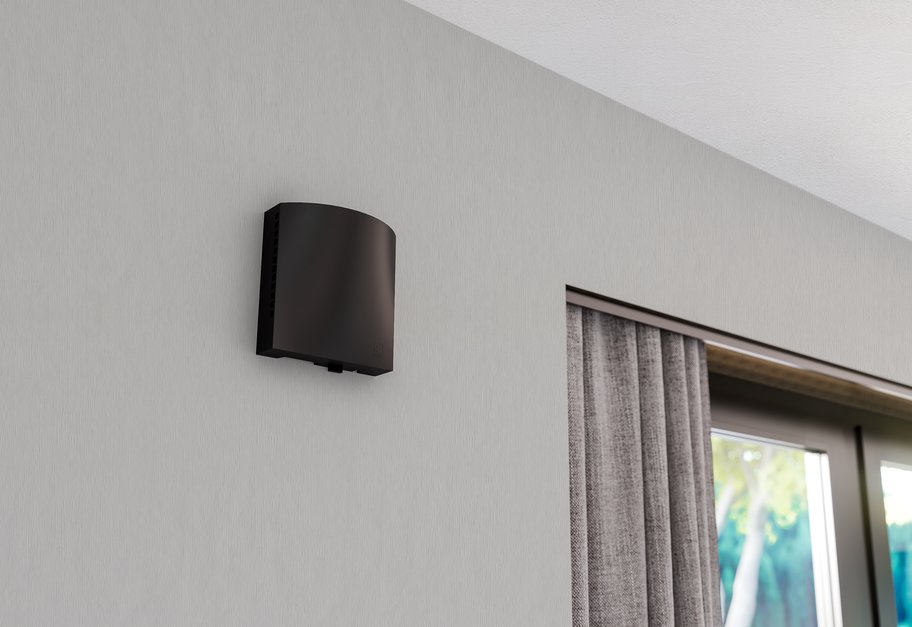 Svart veggmontert friskluftsventil installert innendørs ved vindu