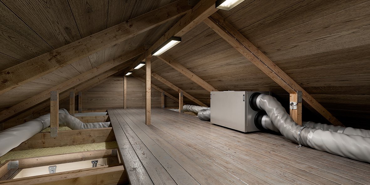 Flexit Nordic L6 SW ventilasjonsaggregat installert på loft, med isolerte ventilasjonskanaler i bolig.