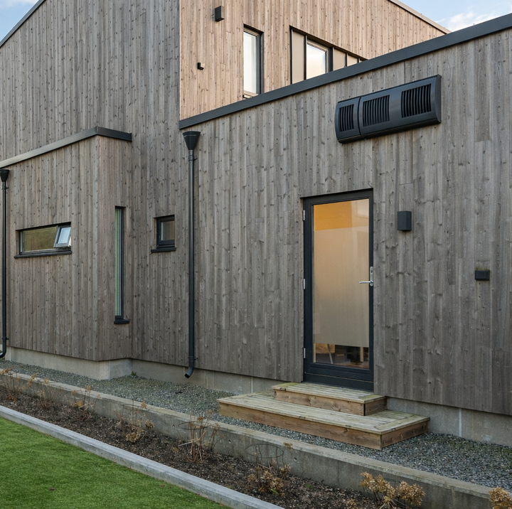 Ytterfasade på moderne trehus med Econordic installert som del av boligens energiløsning