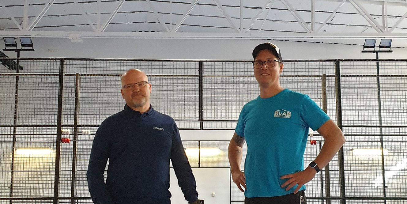 Morgan Danesved från Flexit och Mattias Henningsson från BVAB i padelhallen