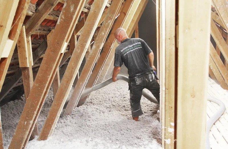 Isocell celluloseisolasjon blåses inn i konstruksjonen