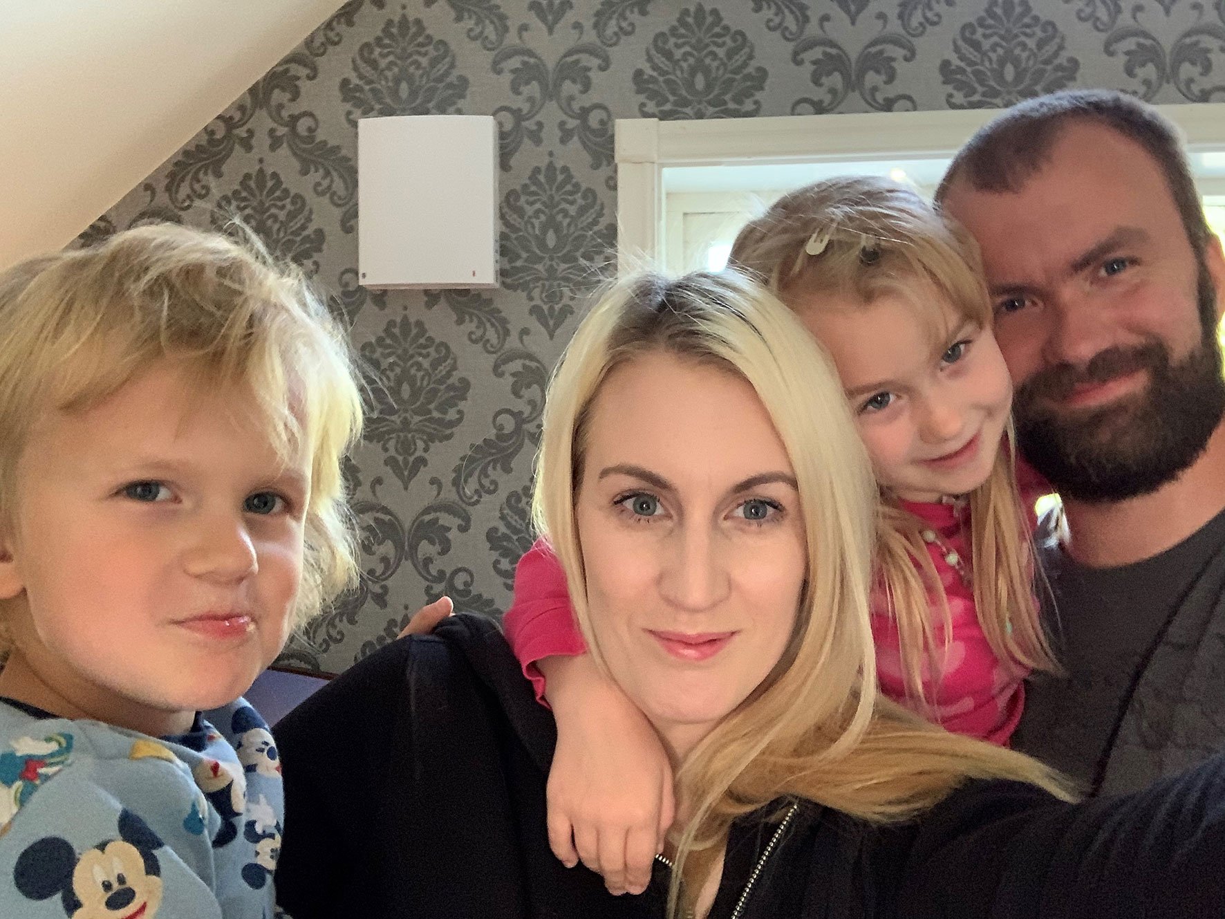 Familie på hjemmekontor i egen bolig, der godt inneklima bidrar til bedre arbeidsforhold og komfort i hverdagen.