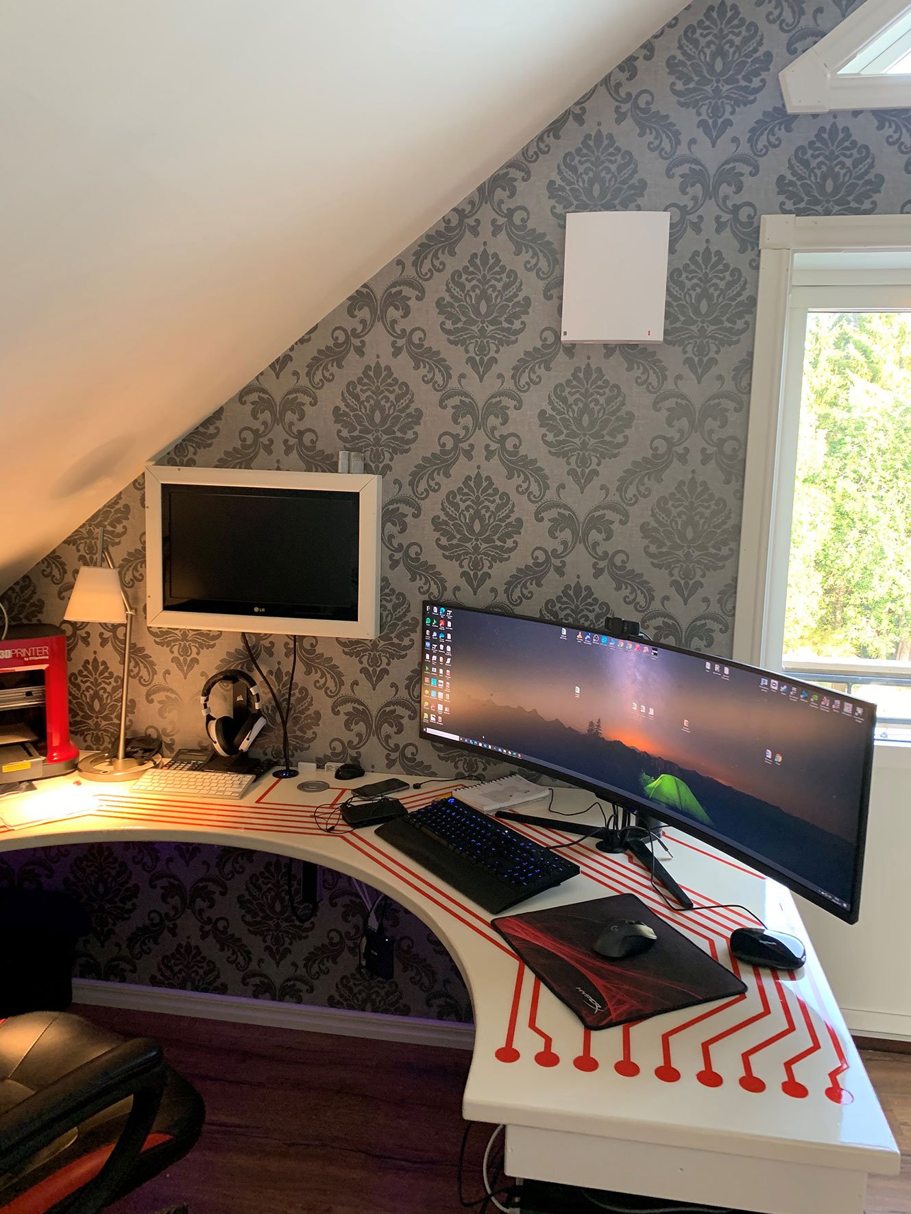 Arbeidsrom med skrivebord etter installasjon av romventilator, som gir bedre luftkvalitet og komfort.