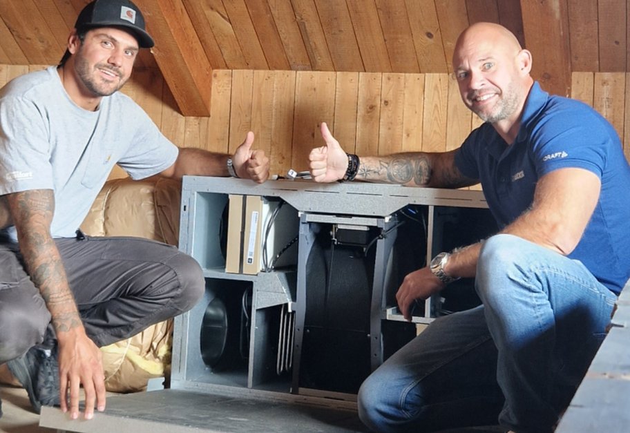 Nikko Landin från Hemkomfort och Charlie Englund från Flexit vid installerat ventilationsaggregat på vind