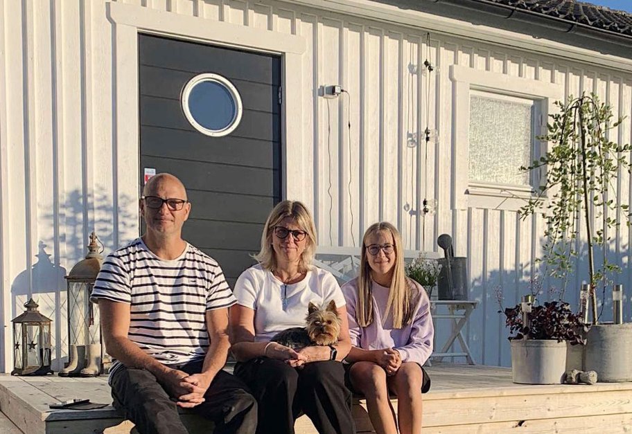 Familjen Ling på trappan utanför sitt hus