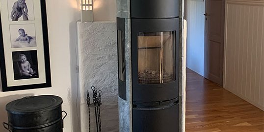 Modern öppen spis i vardagsrum