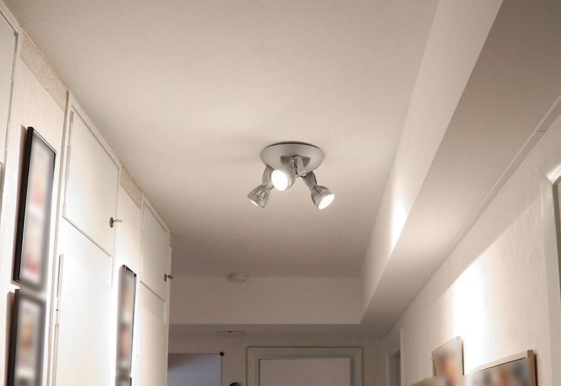 Hall i lägenhet med eftermonterade ventilationskanaler diskret installerade i tak