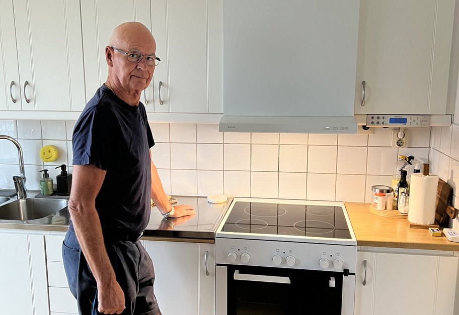 Bo Lindsjö visar fram installationen av Nordic KS3 i hans kök.