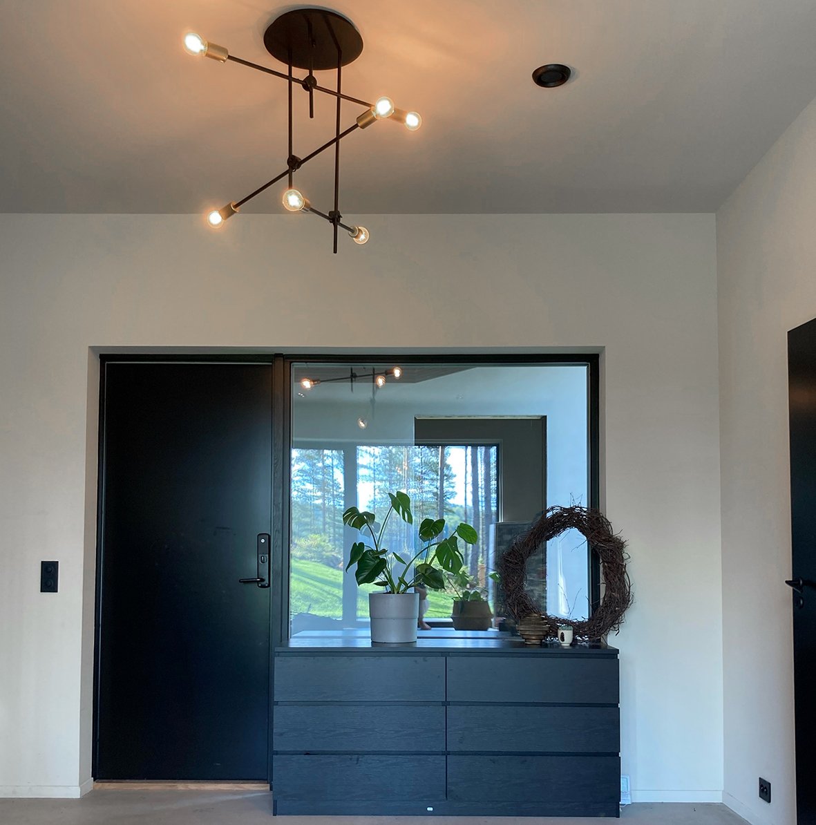 Svarte ventilasjonsprodukter som glir naturlig inn i et moderne og stilrent interiør