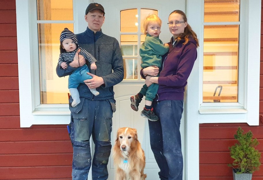 Familjen Sandnabba/Peterson på trappan till sitt nybyggda hus