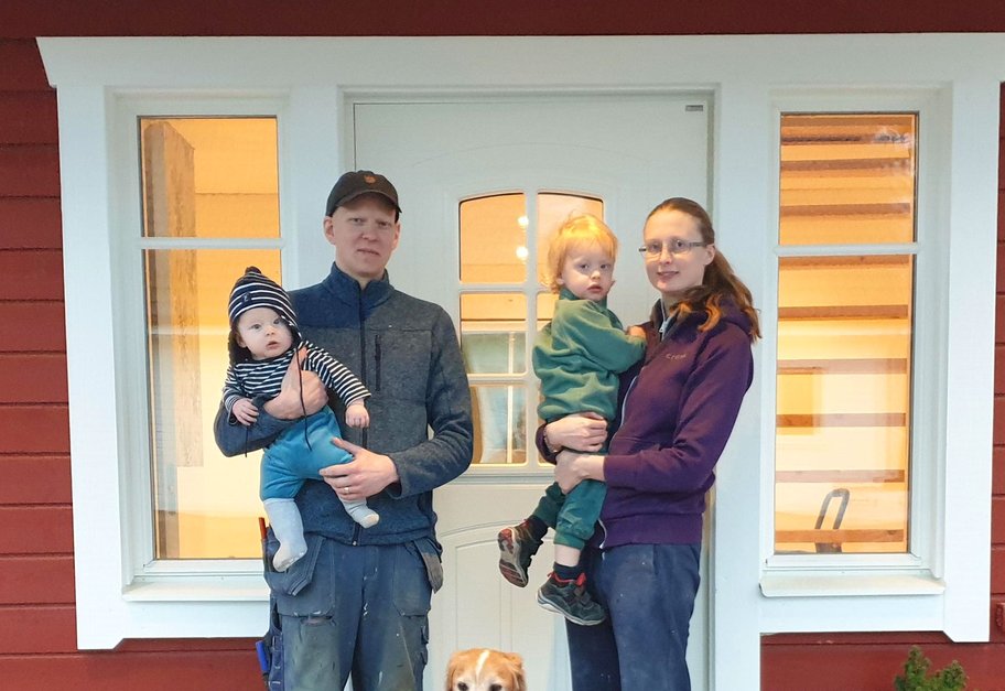Familjen Sandnabba/Peterson på trappan till sitt nybyggda hus