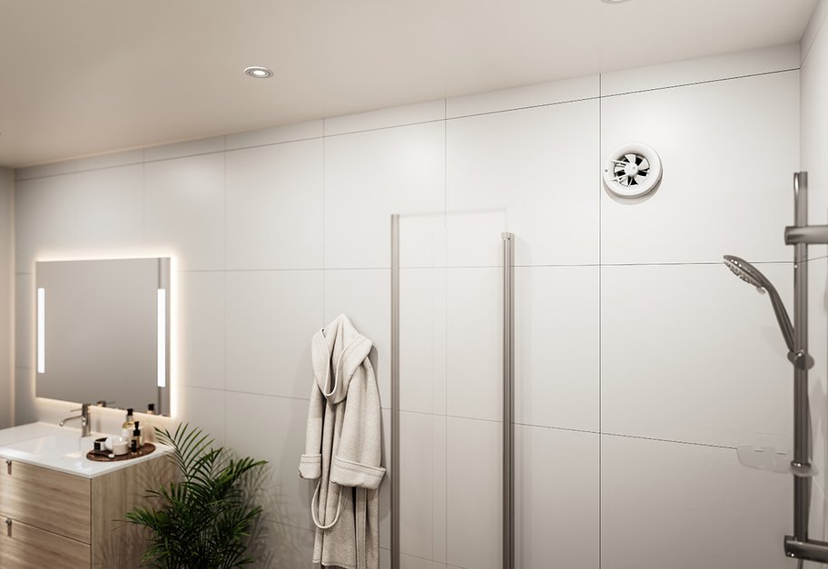 Lyst og moderne bad med dusjhjørne, servant med speil, håndkle og grønne planter i rolige naturfarger.