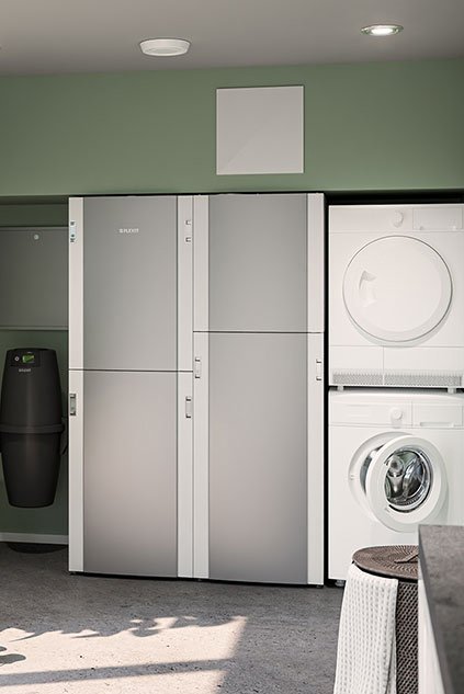 EcoNordic inneklimasentral plassert i vaskerom ved siden av vaskemaskin og tørketrommel.