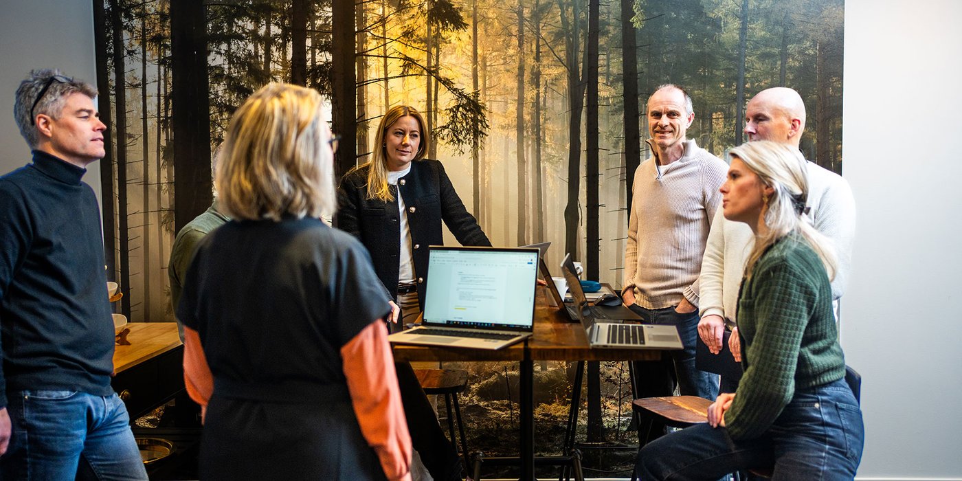 Medarbeidere i uformelt møte i kontormiljø