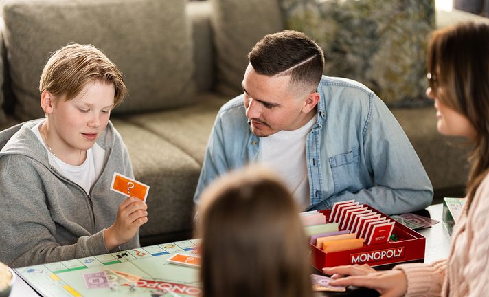 A home environment where a healthy indoor climate supports calm interaction and quality time. The image shows how stable temperature and fresh air enhance everyday comfort.