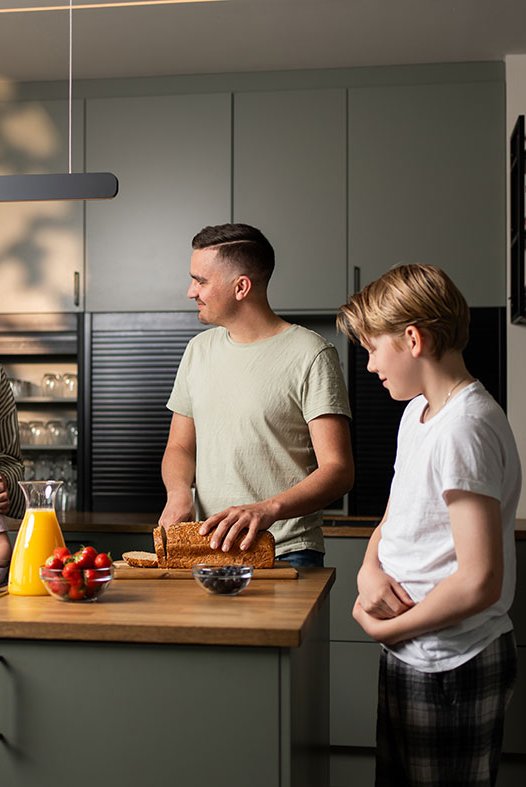 Family in kitchen with balanced indoor climate