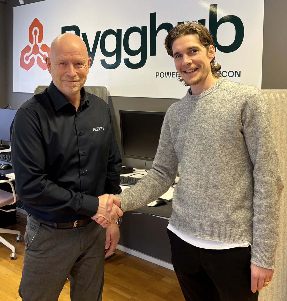 Per Ek och Martin Grimberg som bekräftar samarbetet med ett handslag.