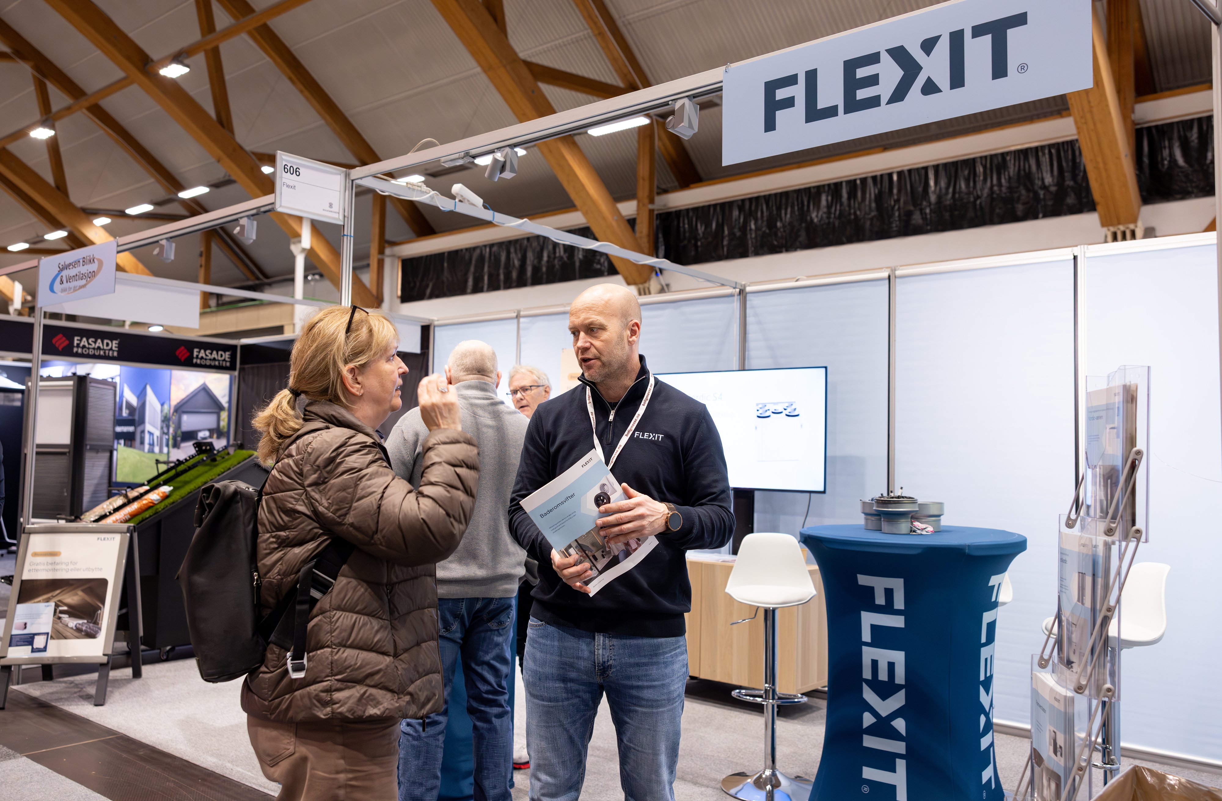 Kjetil Fjeld fra Flexit i samtale med besøkende på Flexit-standen under Boligmessen i Kristiansand.