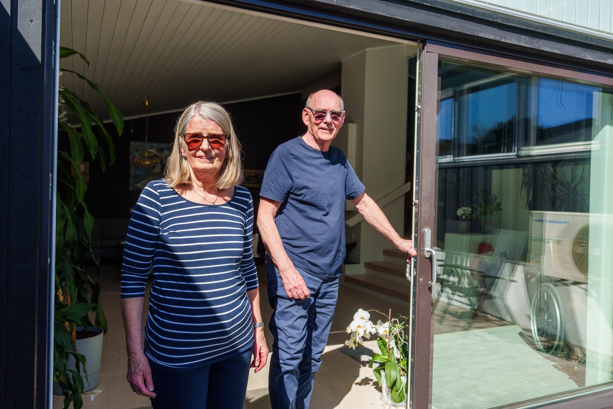 Beboere står i åpen terrassedør i bolig med balansert ventilasjon installert.