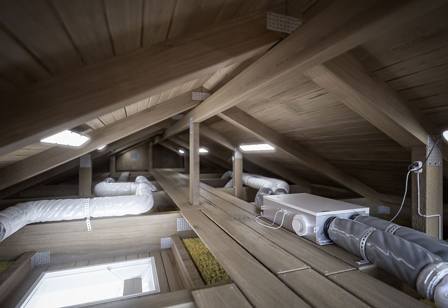 Nordic ventilasjonsaggregat installert på loft i bolig med isolerte ventilasjonskanaler.