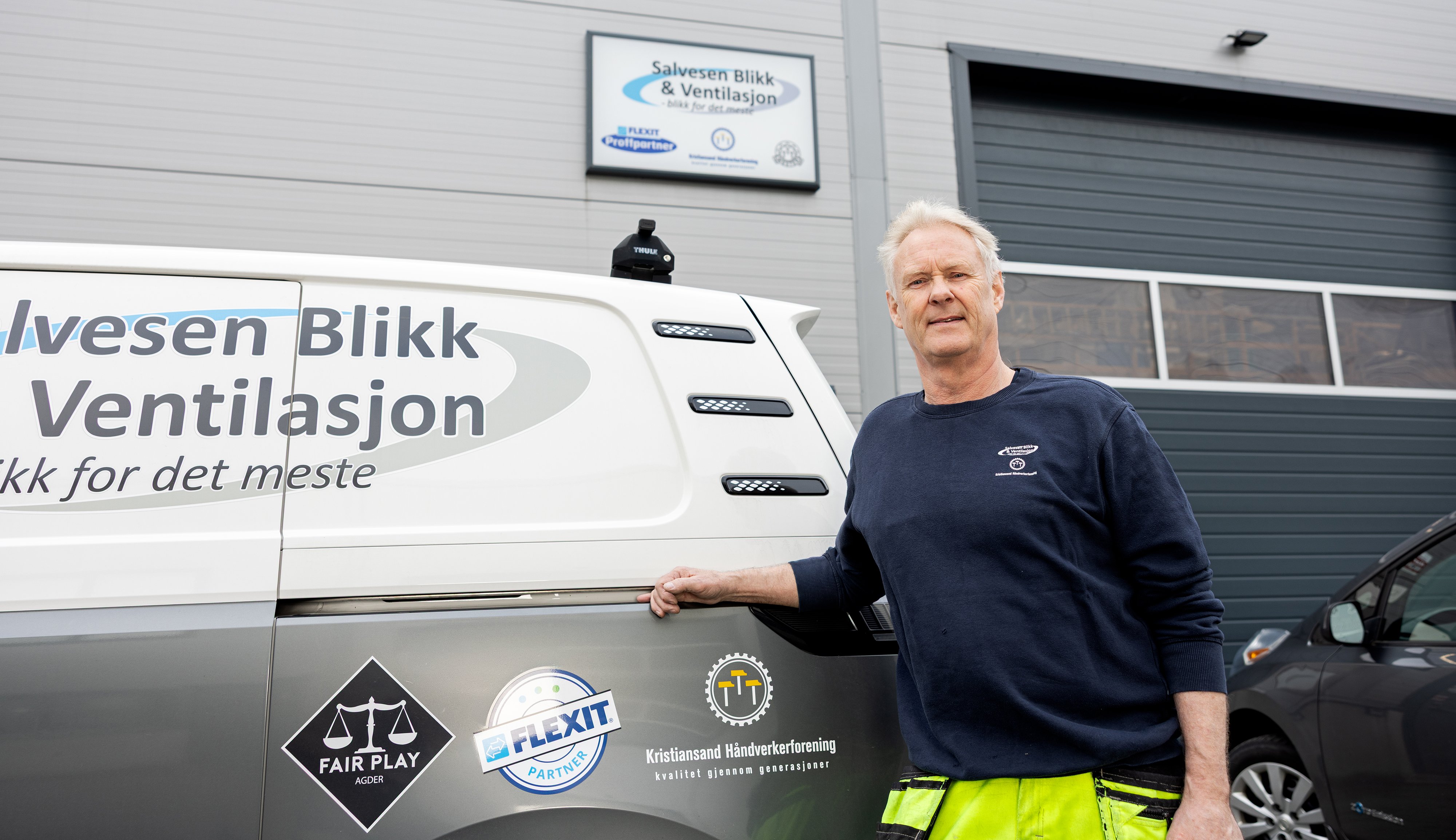 Representant fra Salvesen Blikk og Ventilasjon ved firmabil med Flexit Partner-logo utenfor bedriftslokaler.