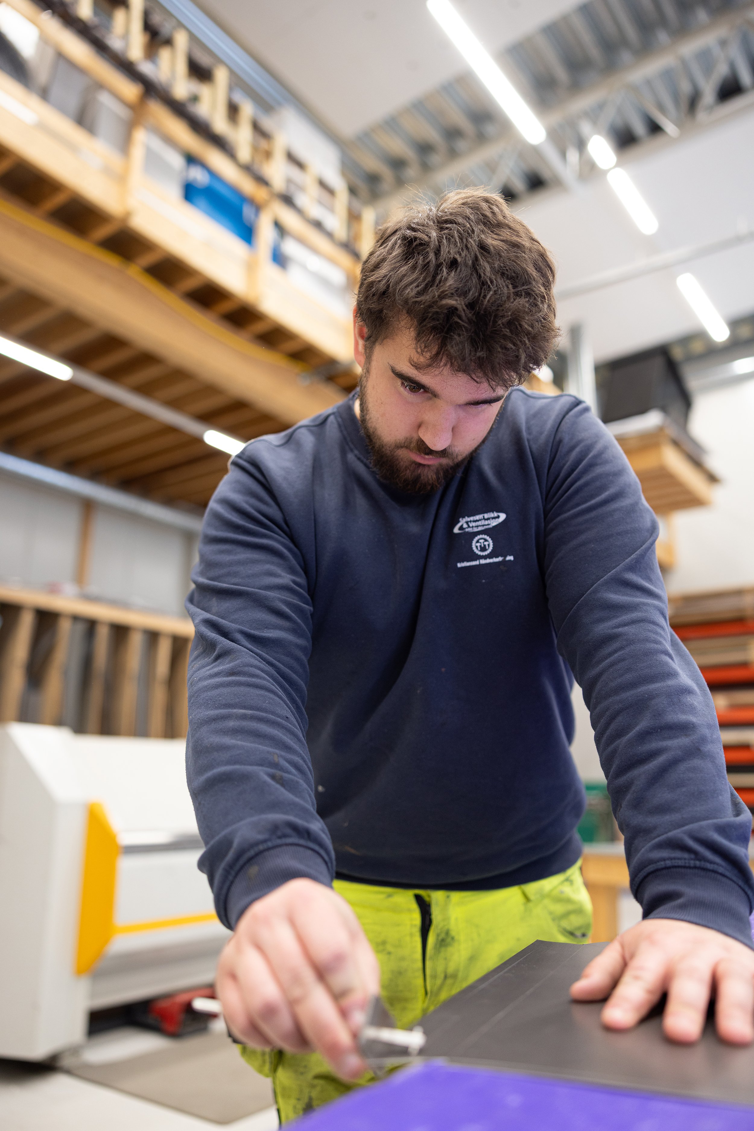 Montør fra Salvesen Blikk og Ventilasjon utfører platebearbeiding i bedriftens verksted.